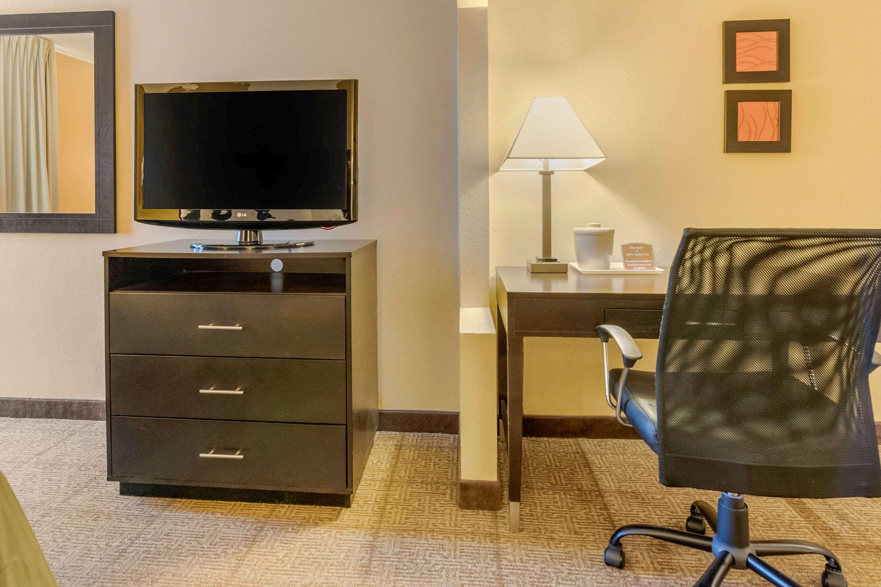 Quality & Kansas Hotel Lenexa