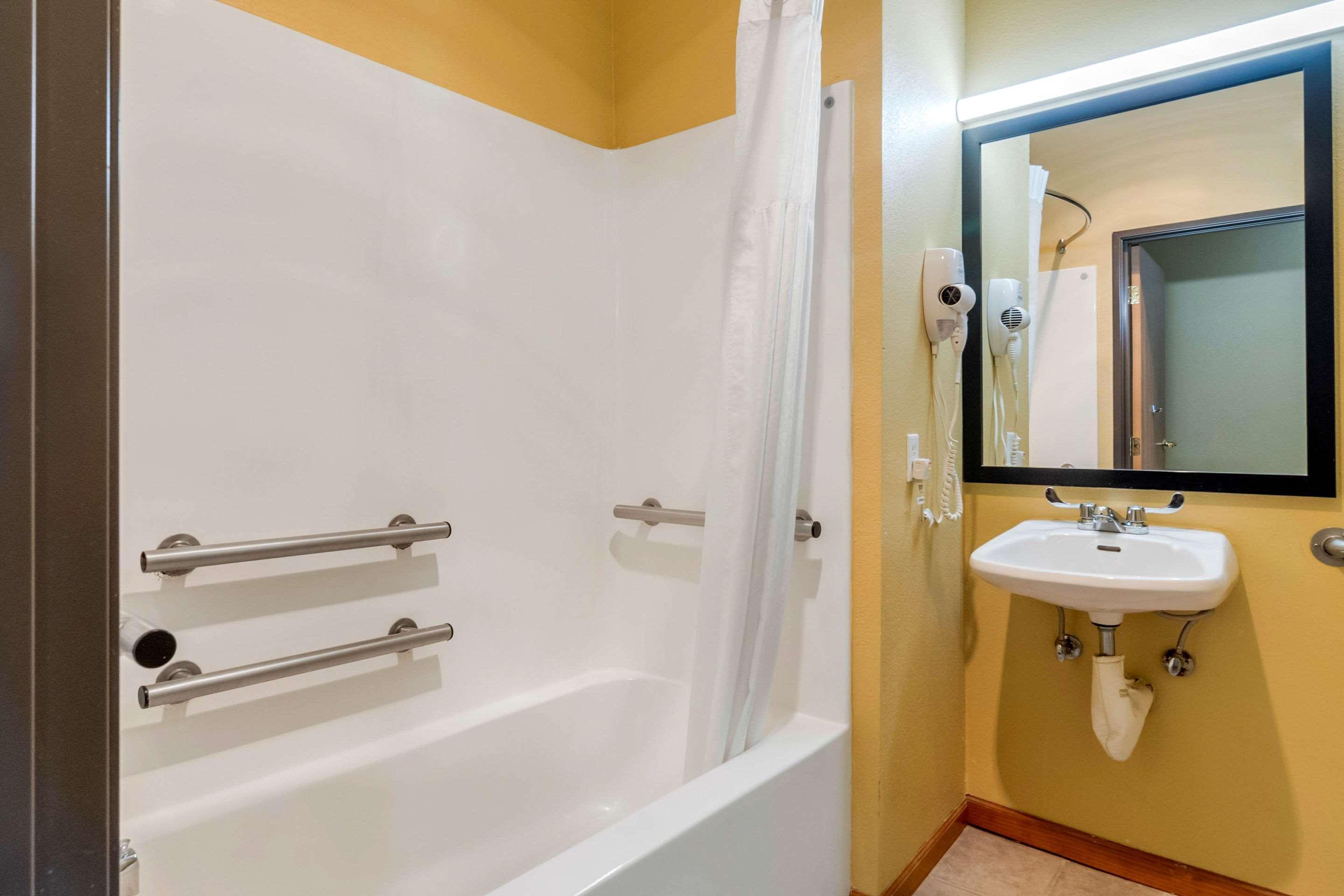 Quality & Kansas Hotel Lenexa