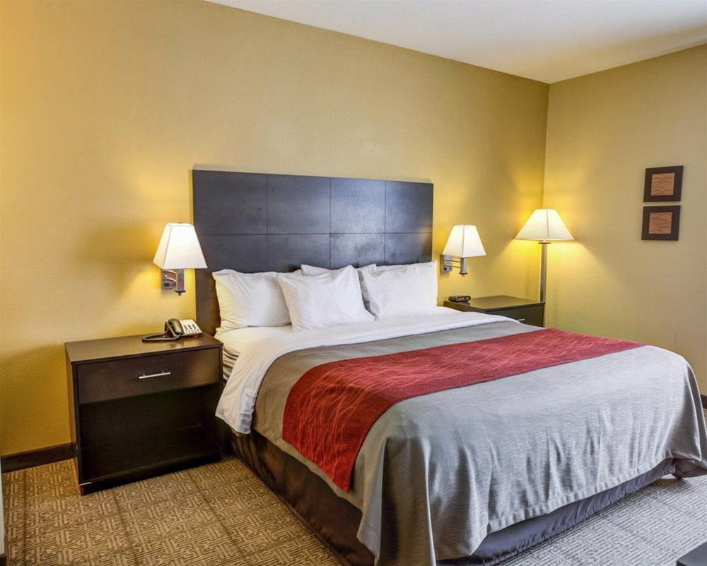 Quality & Kansas Hotel Lenexa